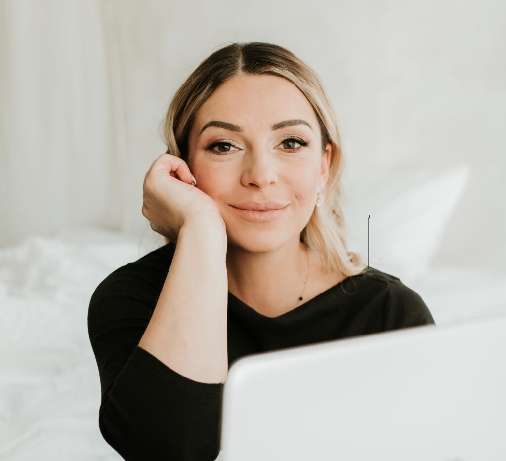 kobieta która lekko się uśmiecha