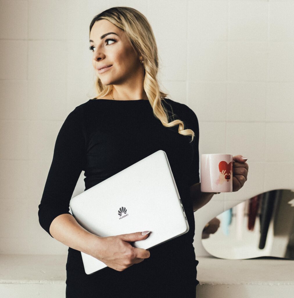 Psycholog stojącą z laptopem w ręce