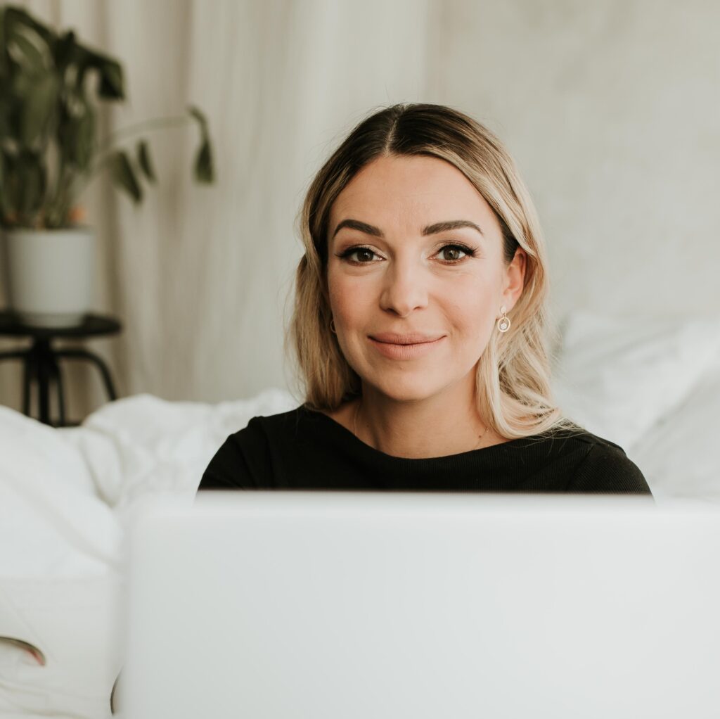 Kobieta uśmiechająca się