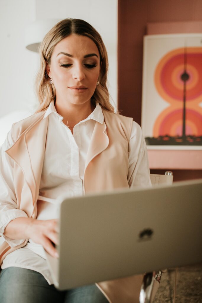 Psycholog siedząca przed komputerem